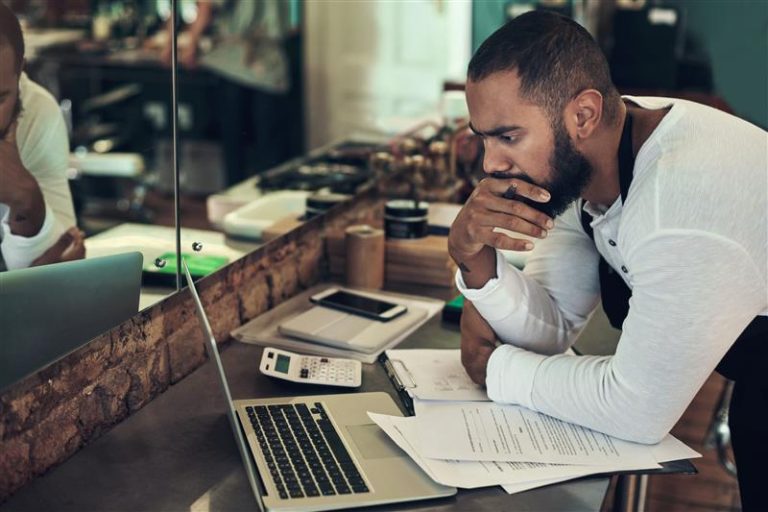 How to Spot Late Payment Red Flags in Business Credit Reports 
