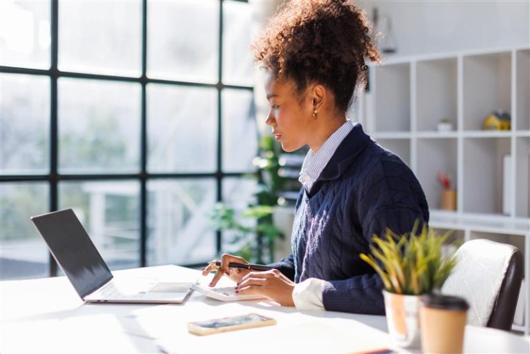 How SME Credit Managers Can Choose the Right Business Credit Report Provider 